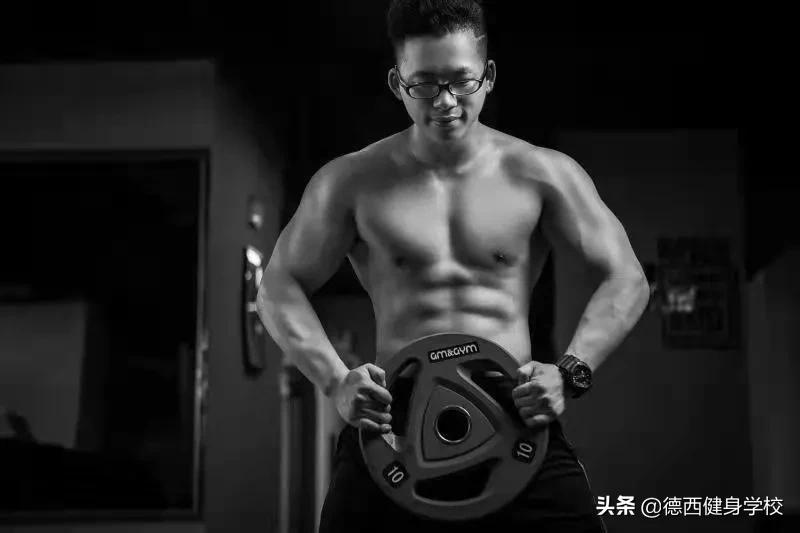 健身5年，他从“骨瘦如柴”到肌肉型男，身材事业双丰收