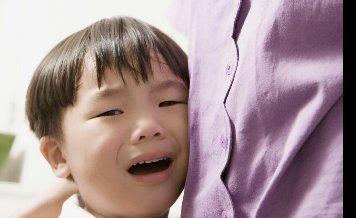 孩子哭的不去幼儿园要妈妈,孩子哭着说不去幼儿园视频