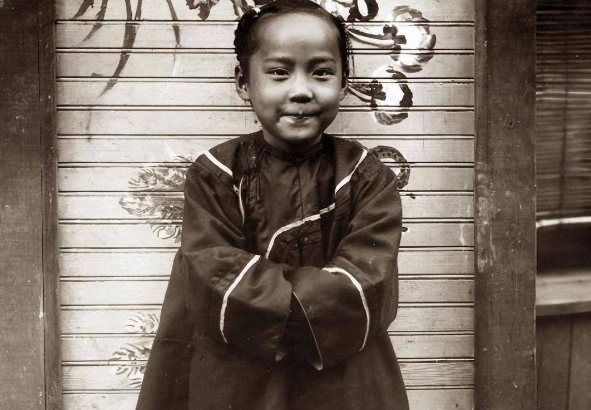 晚清残酷刑罚老照片：骑木驴游街的妇女，被当众千刀万剐的死刑犯