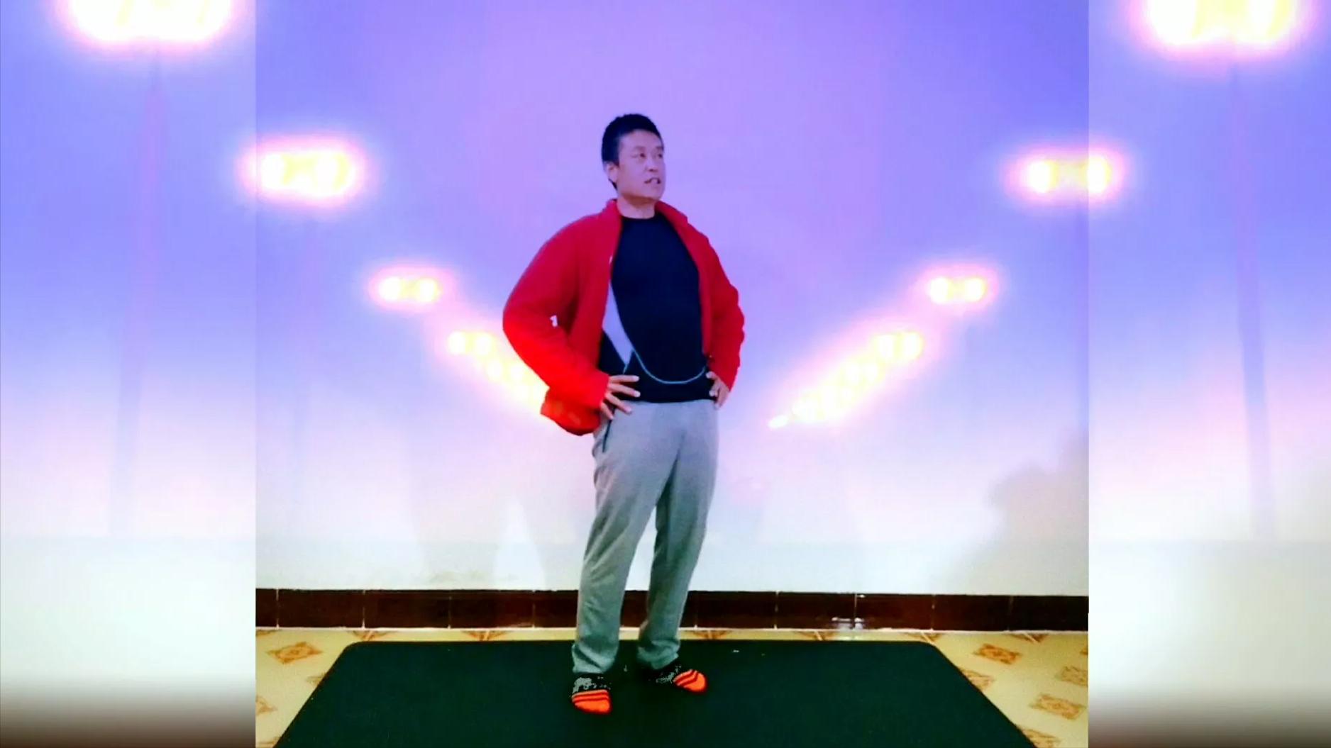 徒手深蹲高难度动作练大腿根肌肉,徒手深蹲锻炼腿部肌肉