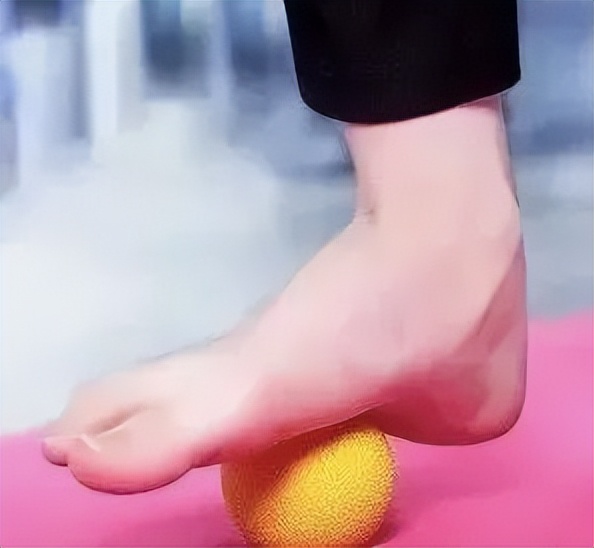 走路时前脚掌疼是怎么回事,走路时左脚后跟疼警惕四种原因