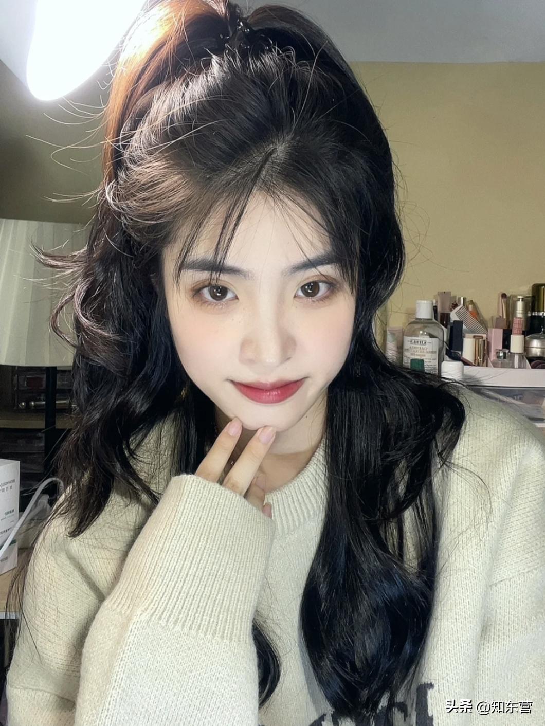 冬天披发好看又显脸小的发型,冬季干净利落减龄的发型