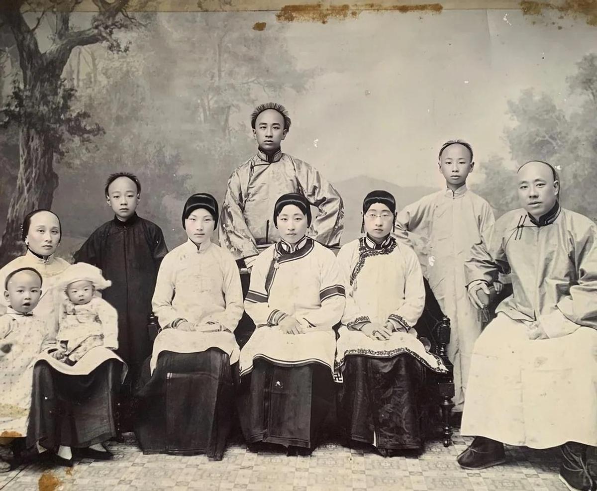 侵华日军残酷*行暴**,女子为活命脱下衣服让日本人拍摄,*辱侮**至死