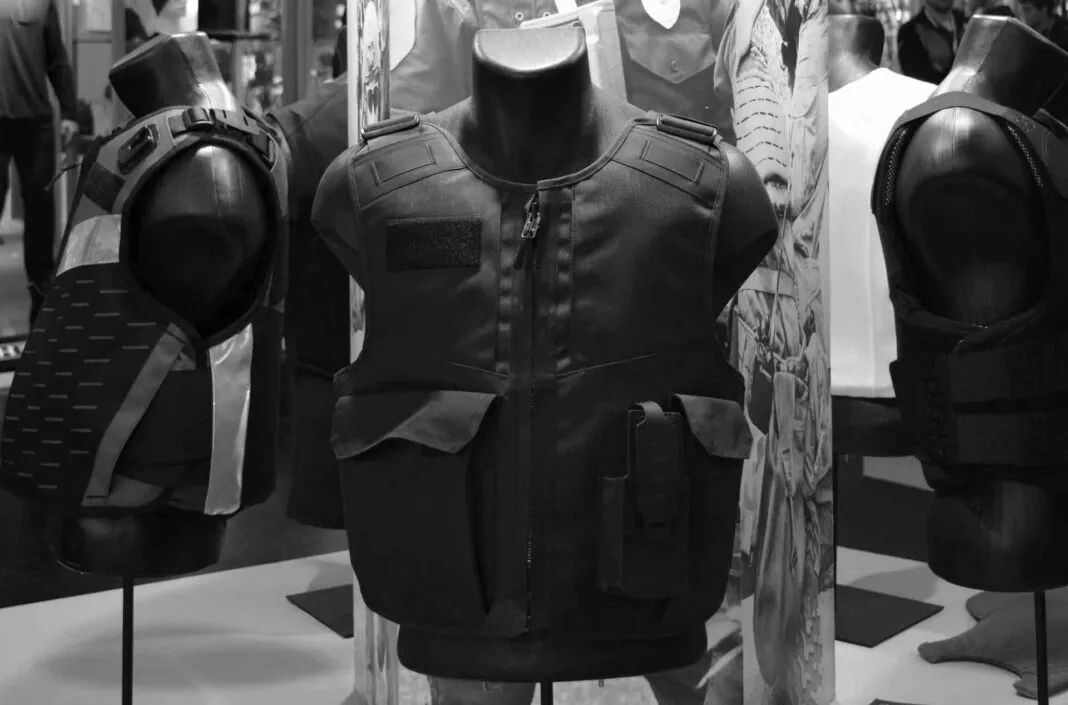 先进陶瓷材料的多元化应用：从防弹隔热阻燃到高性能服装制造