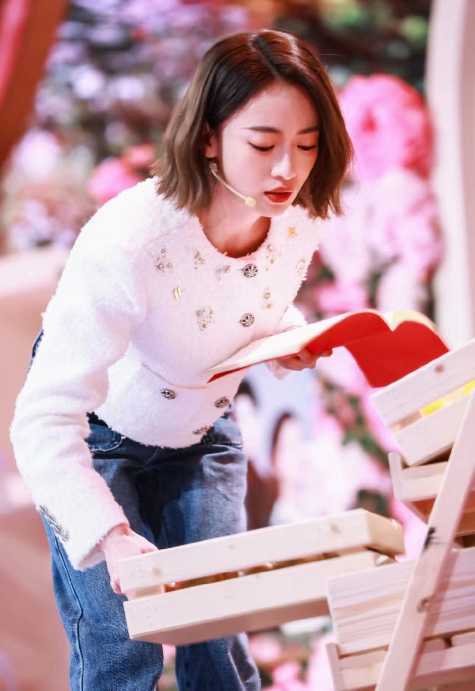 吴谨言演绎简约穿搭尽显青春活力,吴谨言外穿羊羔外套牛仔卷边裤