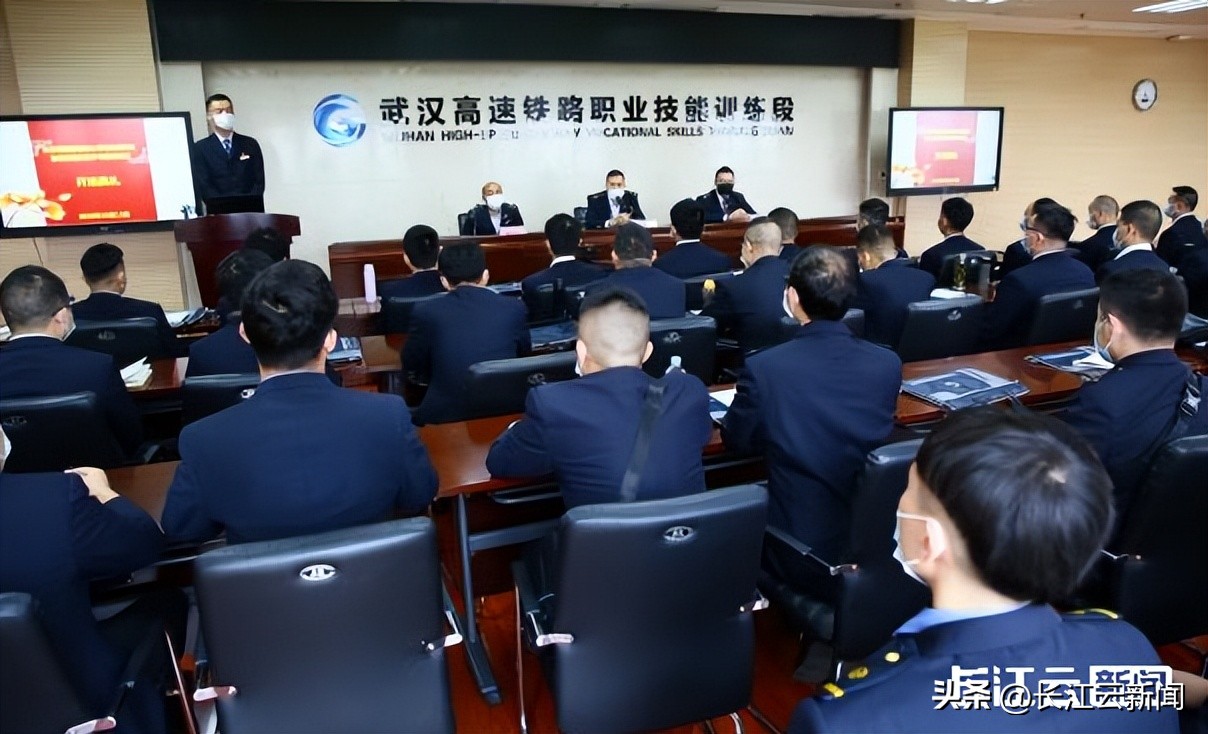 高铁司机是怎样操作,高铁司机需要如何操作