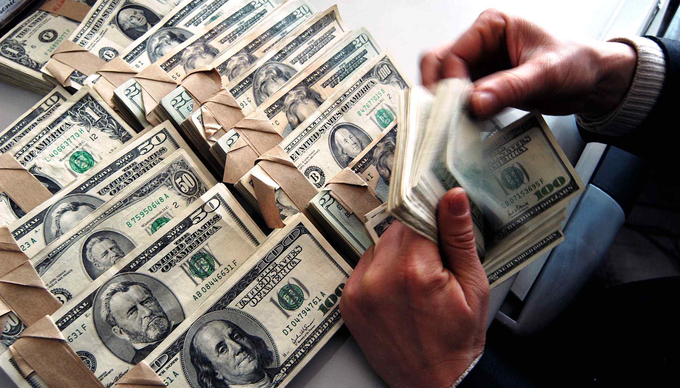 女高管被抓事件,美女高管携款五亿潜逃