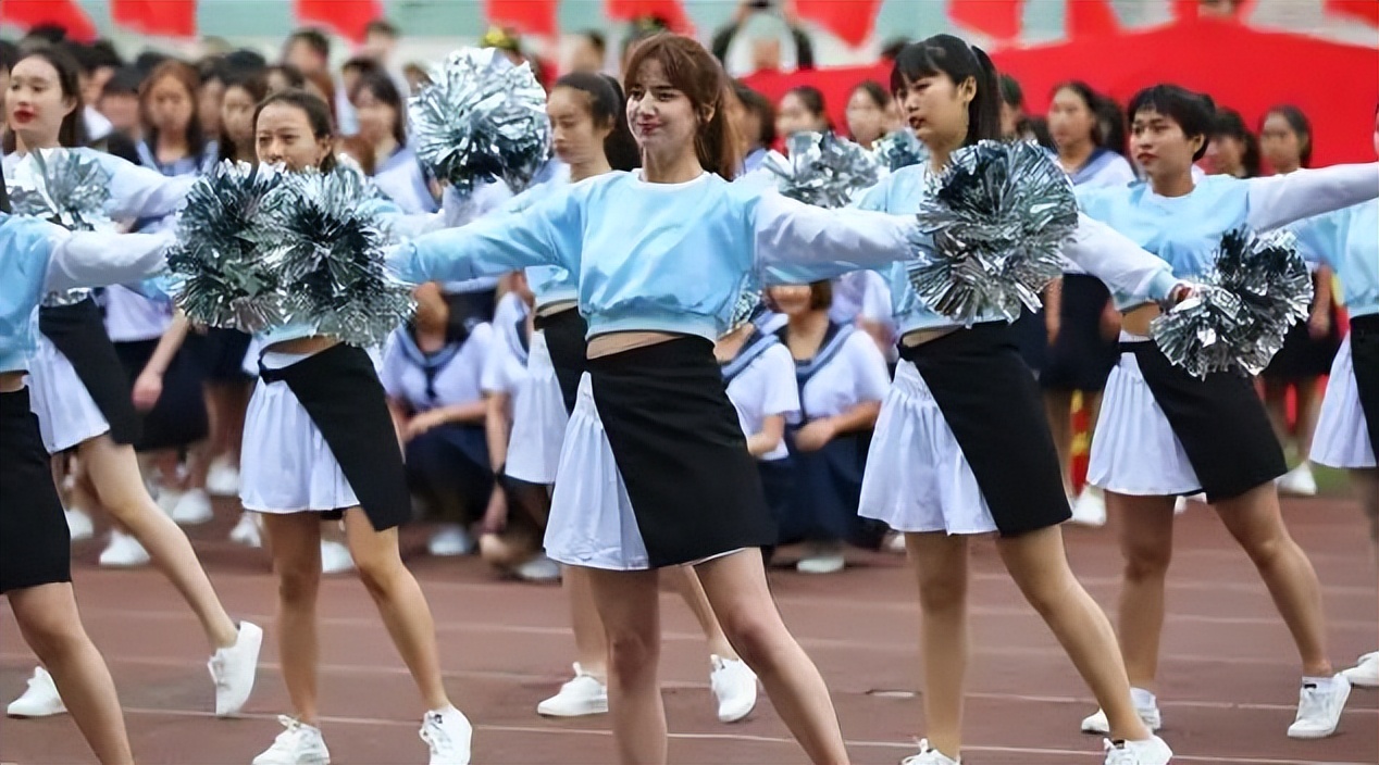 运动会举牌惊艳女孩照片,运动会举牌女生惊艳全场