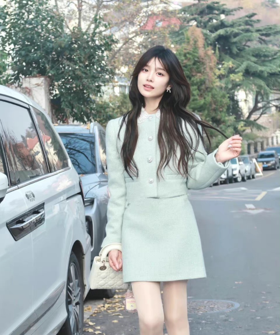 这是我见过最好看的“方脸美女”，甜美又贵气，很像归国的小公主