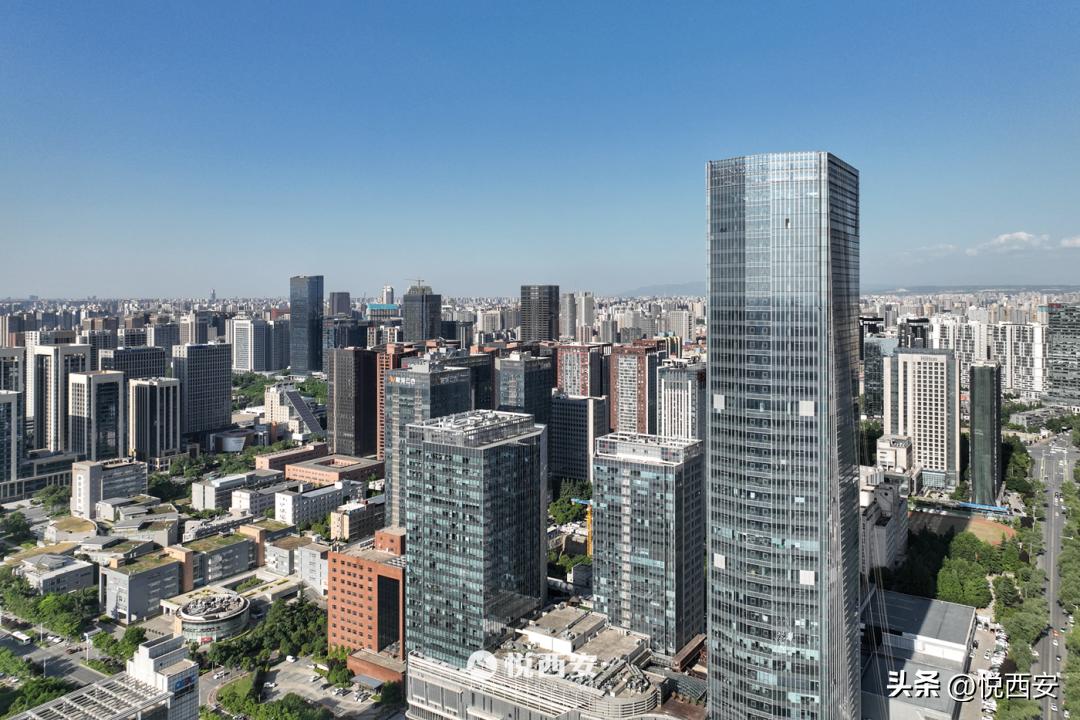 超高层+空中泳池+艺术Mall，一座垂直城市的崛起