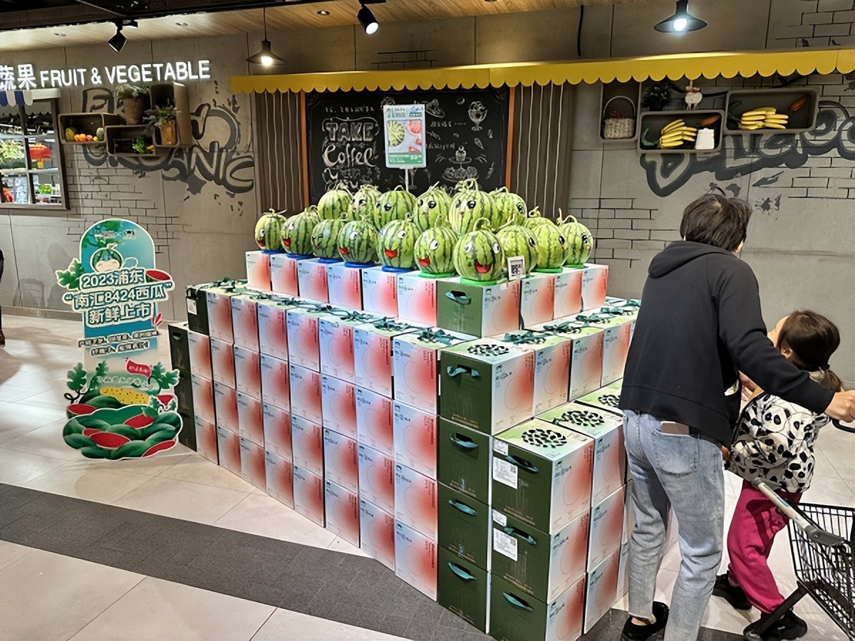 “瓜中顶流”南汇8424新鲜上市消费者在盒马买西瓜线上订单占比已超90%