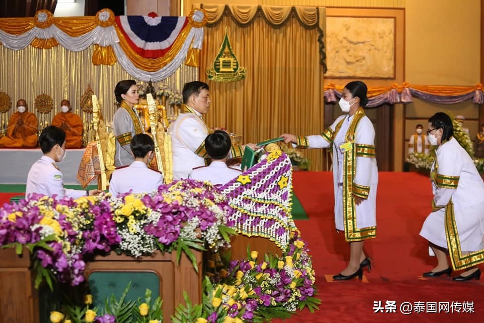 泰国国王大学毕业证,泰国王后苏提达获学士学位