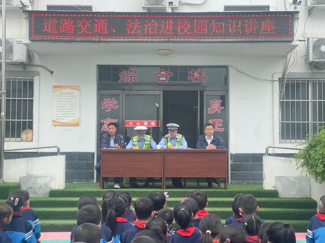 开展迎六一交通安全进校园活动,迎六一平安交通安全宣传活动