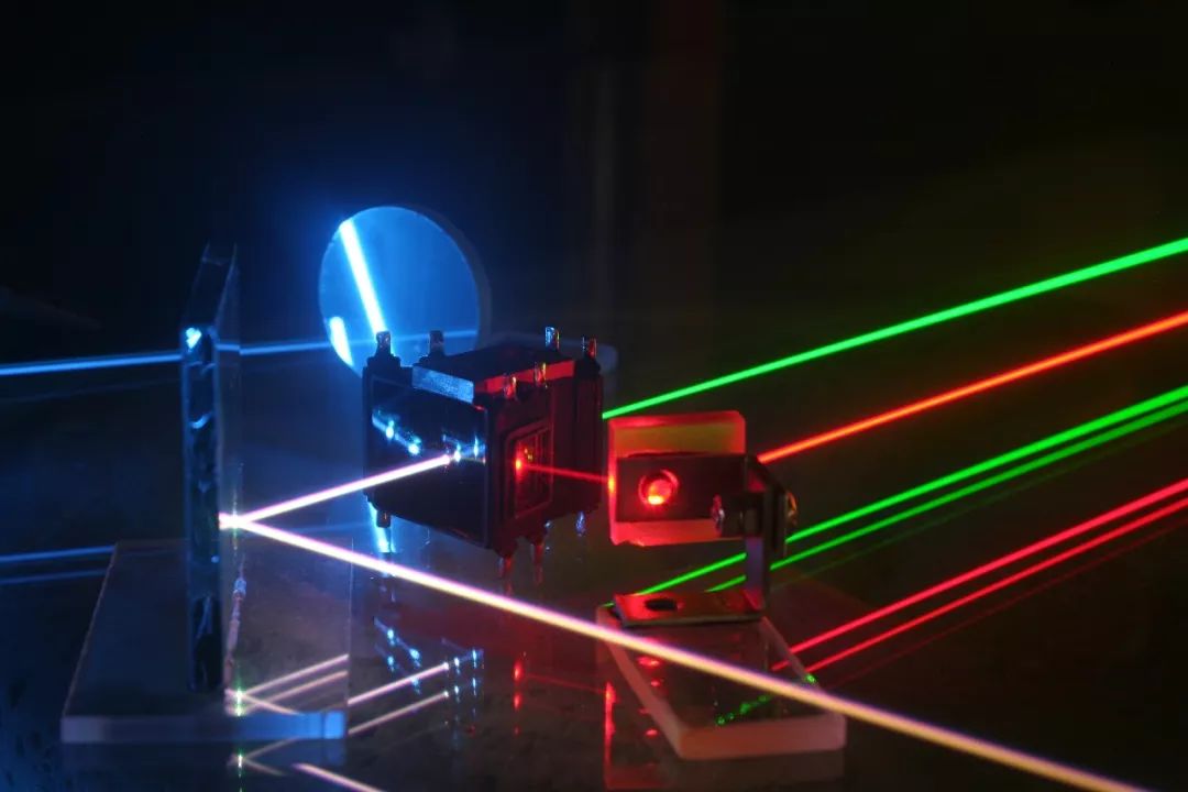 自动控制和优化激光驱动的离子加速：非线性的多维参数空间