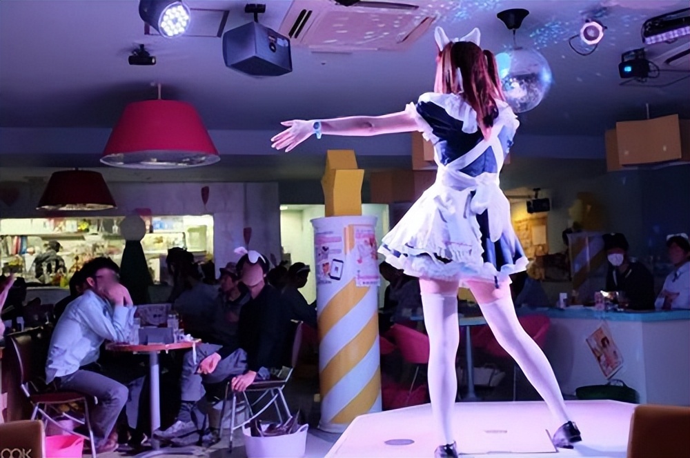 左手女仆，右手aj：高中生小王氪金30万，桌游店水这么深？