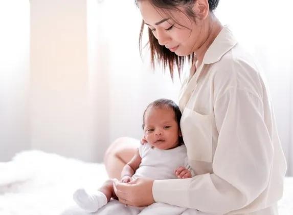 宝宝喝奶被呛住6分钟急救法,婴儿喝奶被呛死