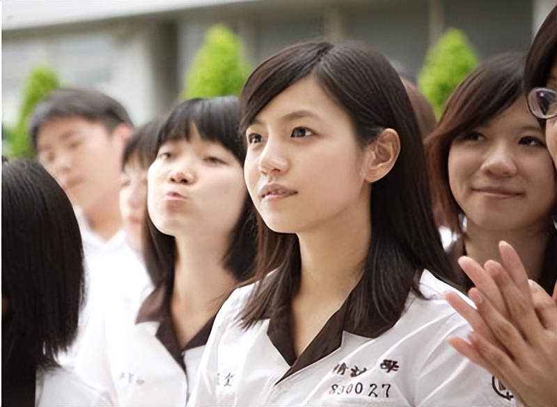 娱乐圈女星龅牙露一颗牙,娱乐圈的假牙女星