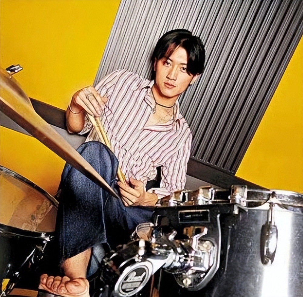 谢霆锋出道当歌手的时候,谢霆锋出道就做主角吗