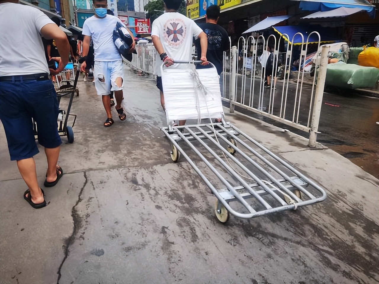 广州地铁站附近服装,广州服装王国