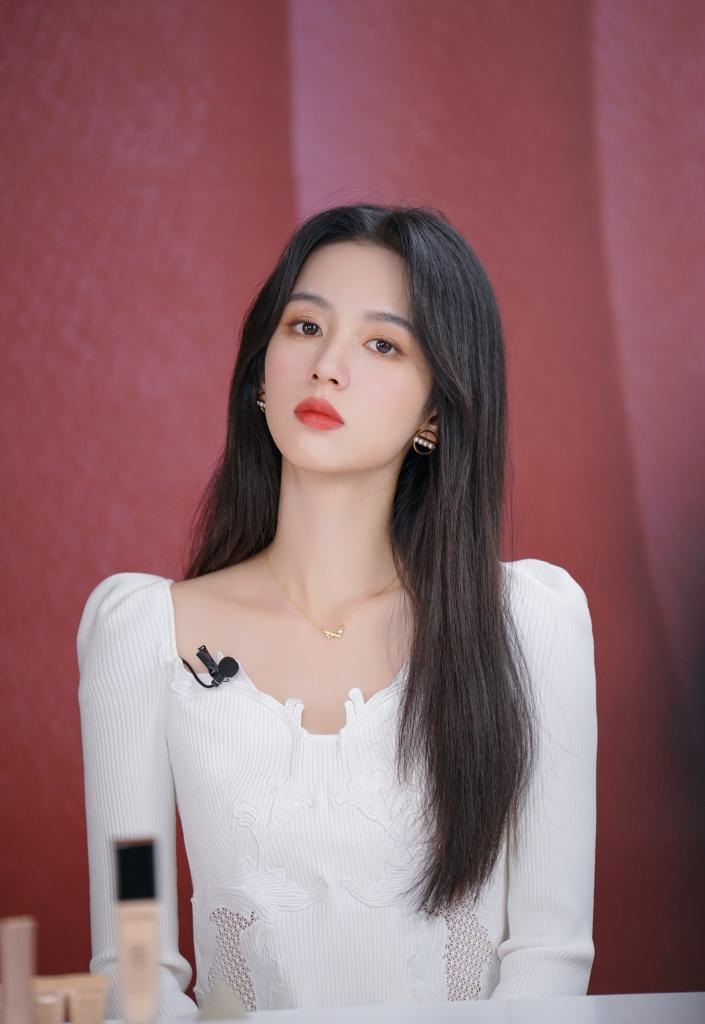 周也代言兰蔻品牌拍摄草坪写真“绝美”