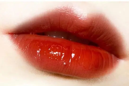 雅诗兰黛口红699薄涂和厚涂,薄涂偏红厚涂偏棕的口红