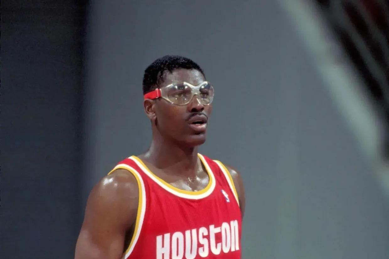 詹姆斯超越贾巴尔纪录视频,詹姆斯超越贾巴尔总得分的照片