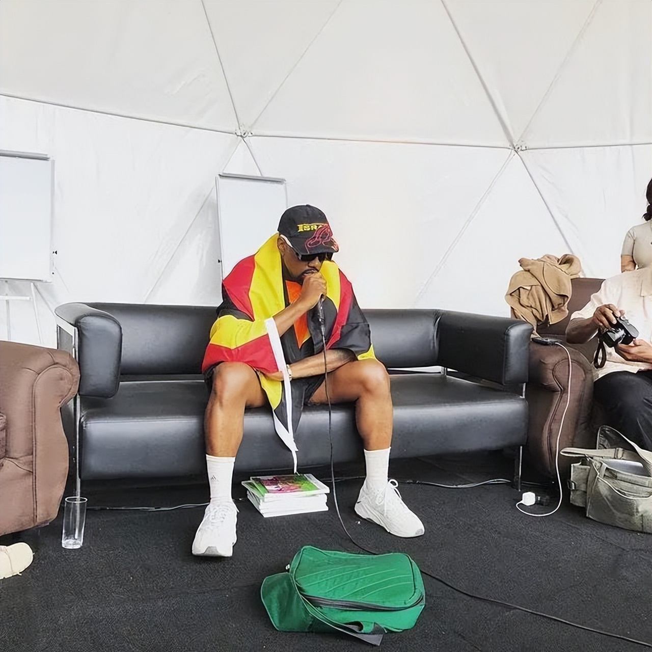 adidas重新发售yeezy (adidas yeezy积压库存超5亿美元)