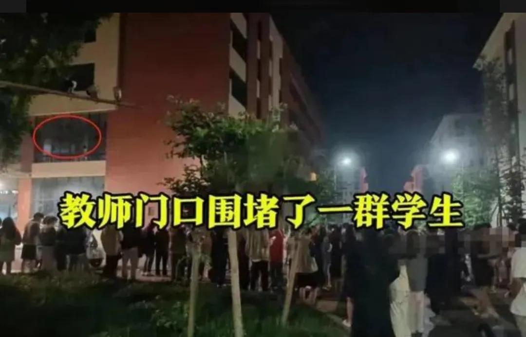 四川传媒学院被曝出丑闻，情侣在教室内偷偷开车，4分5秒正片流出