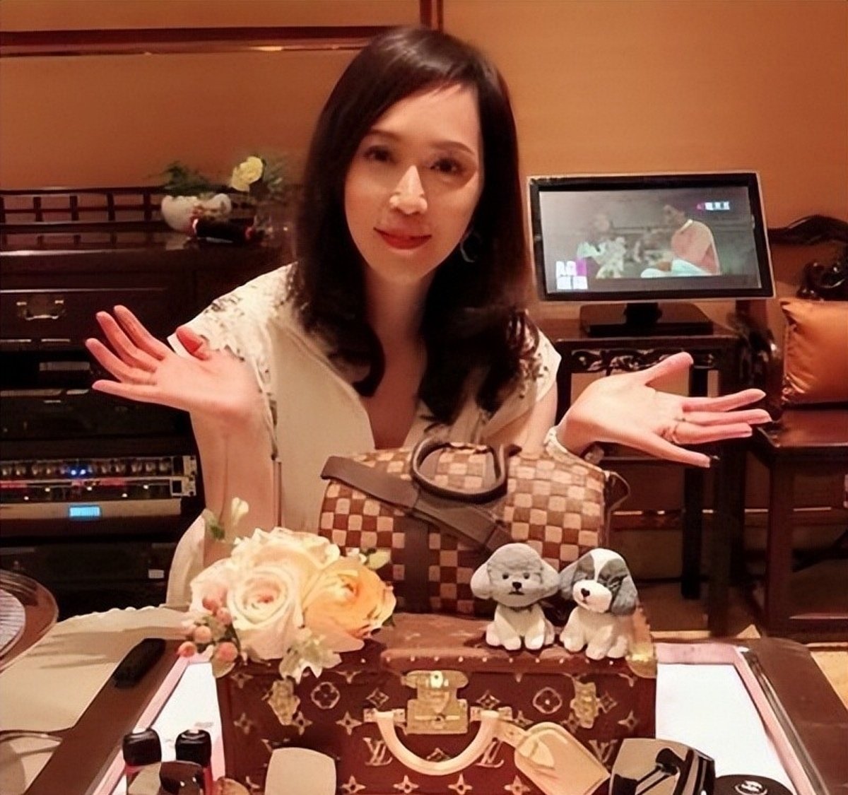 照片中61岁的顾纪筠冻龄美貌,顾纪筠个人简历