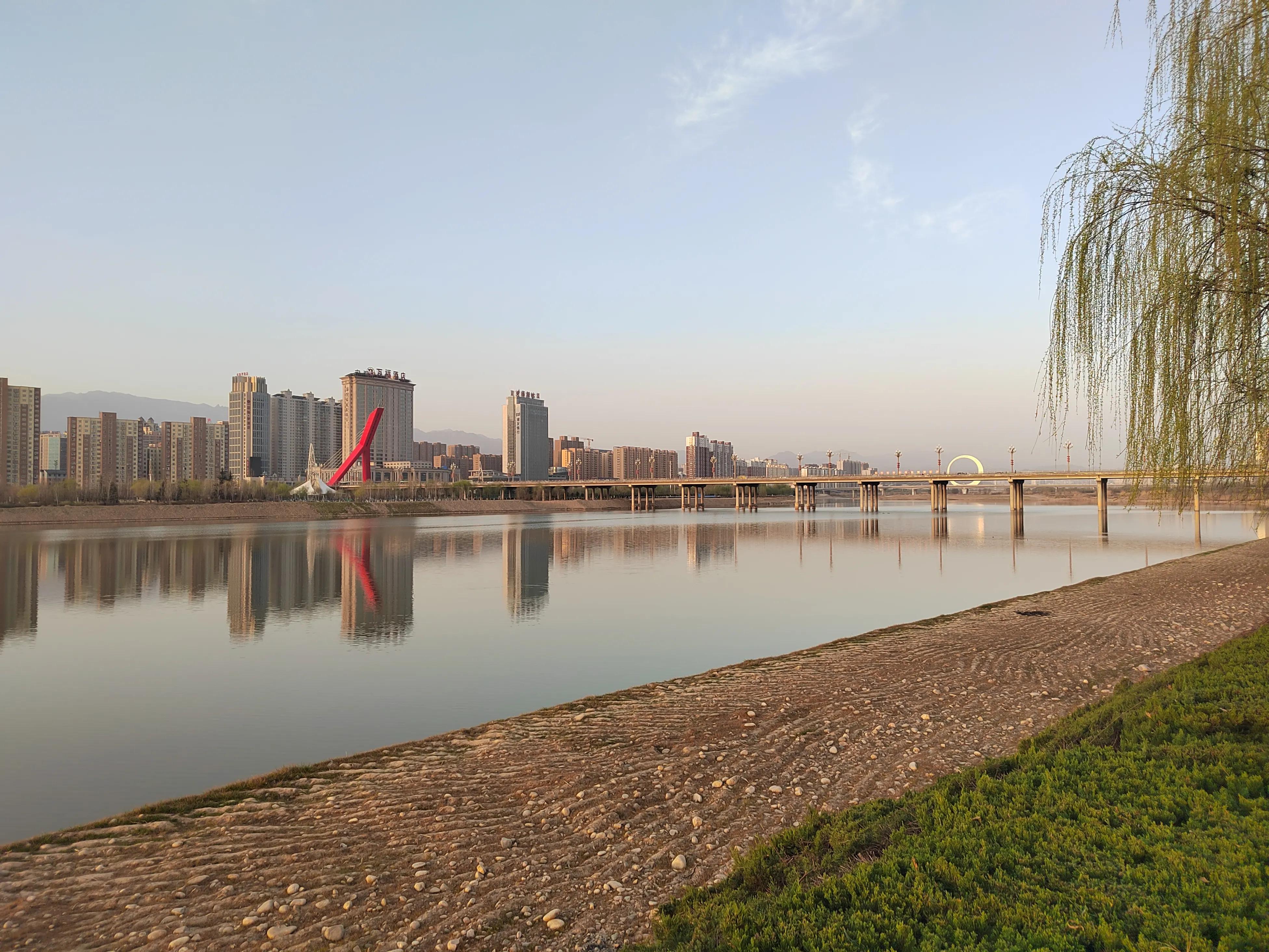 春天来了，美景再现，该踏青和锻炼身体了，为足球比赛储备体力。