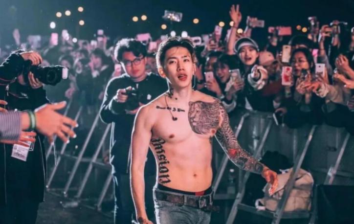 韩国明星来华捞金，要求女粉化妆，网友：这是开演唱会还是选妃？