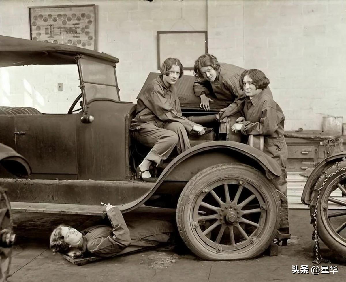 卑鄙龌龊老照片：*楼青**女子妖娆多姿，妇女露胸喂奶被孩子撕扯衣服