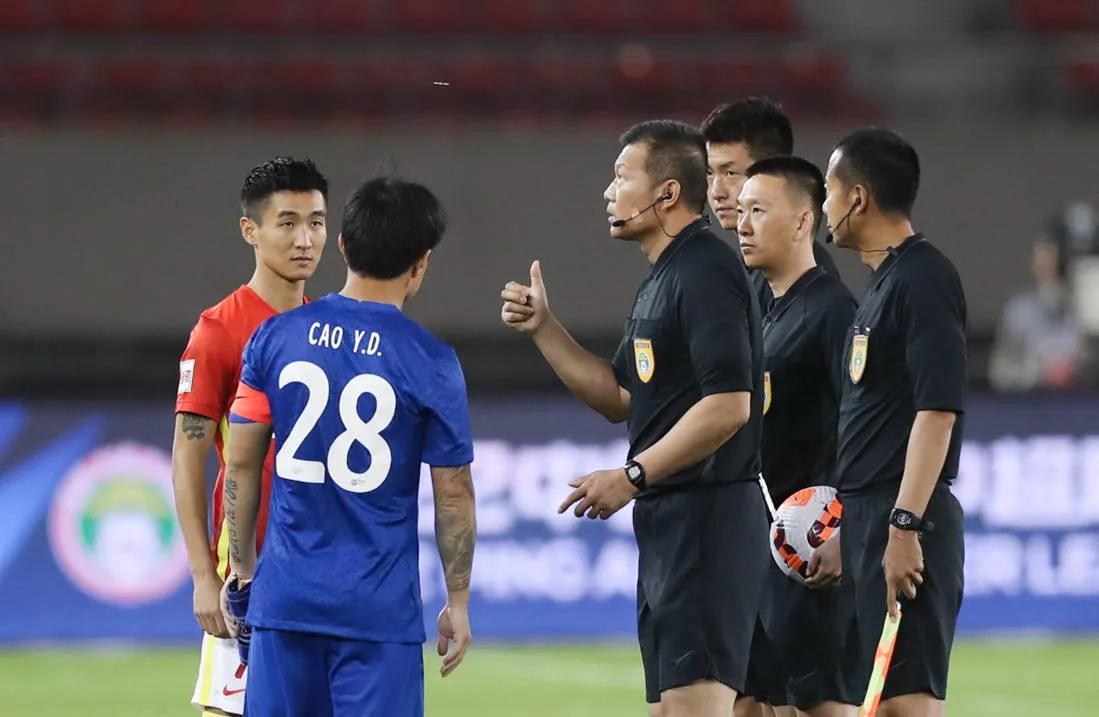 山东泰山赢球教练组反应,山东泰山遭争议判罚球迷现场开骂