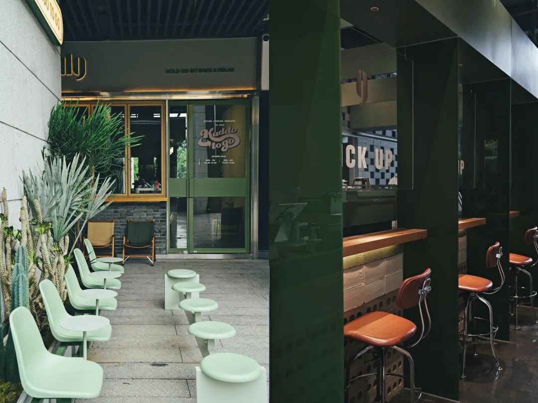 员工、骑手、顾客都阳了，饮品店如何熬过“最后的寒冬”？