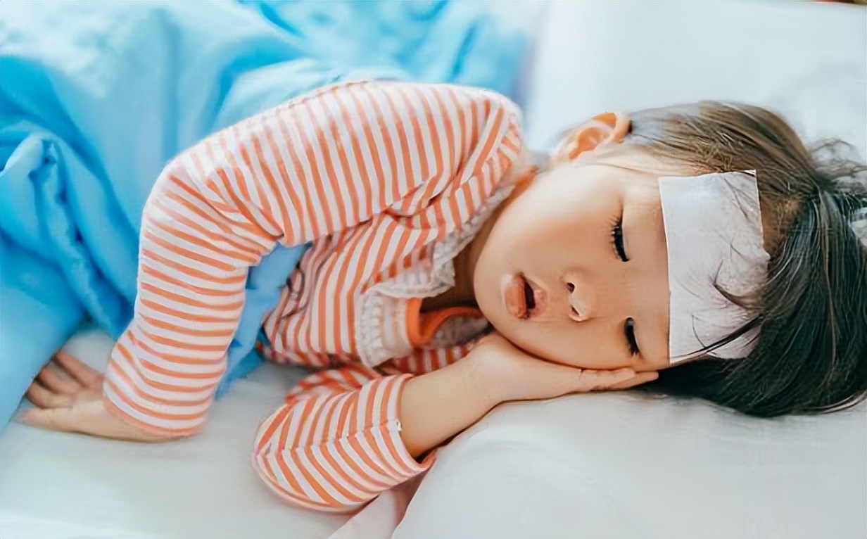 女幼师课上扒光4岁男童上衣，另有一名老师旁观，后续处理来了