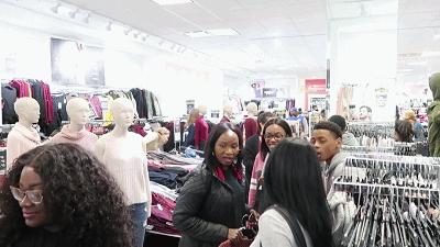 美女们一丝不挂就出门了，竟无人看出这是画的，网友：行为艺术吧