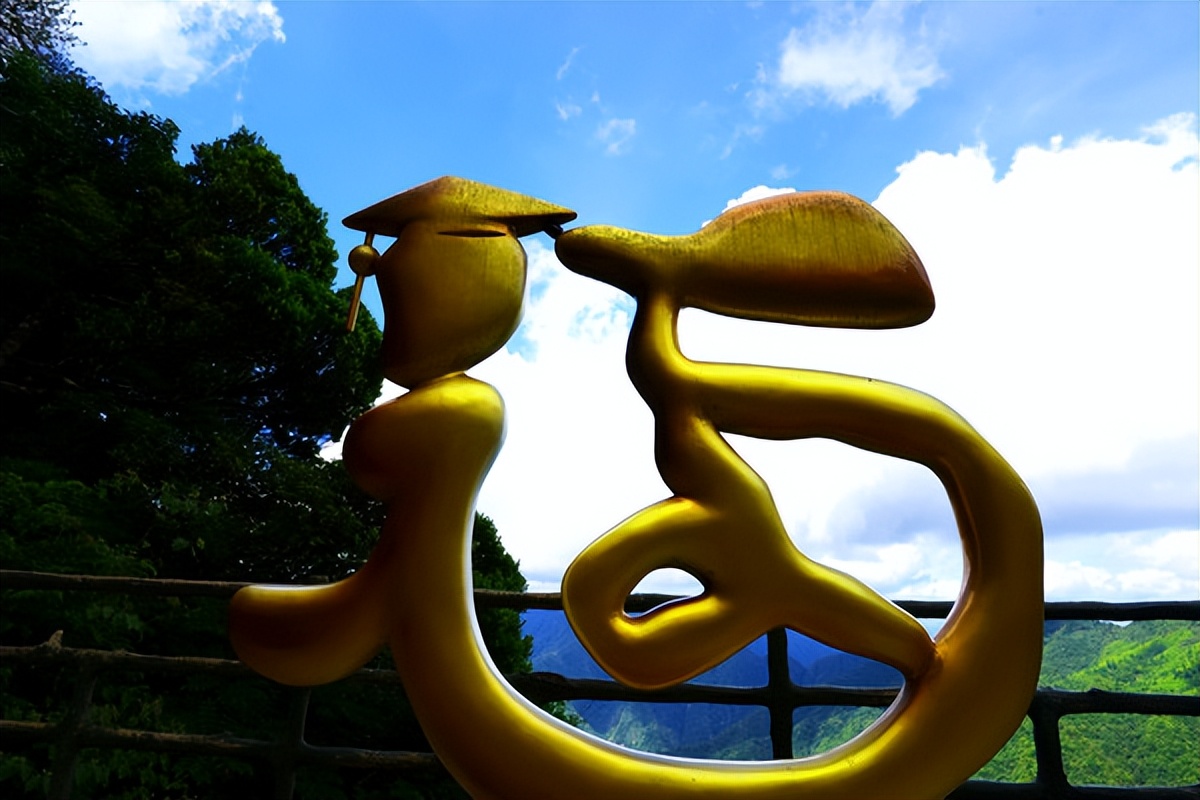 羊狮慕与张家界哪个好,江西明月山和羊狮慕哪个更值得去