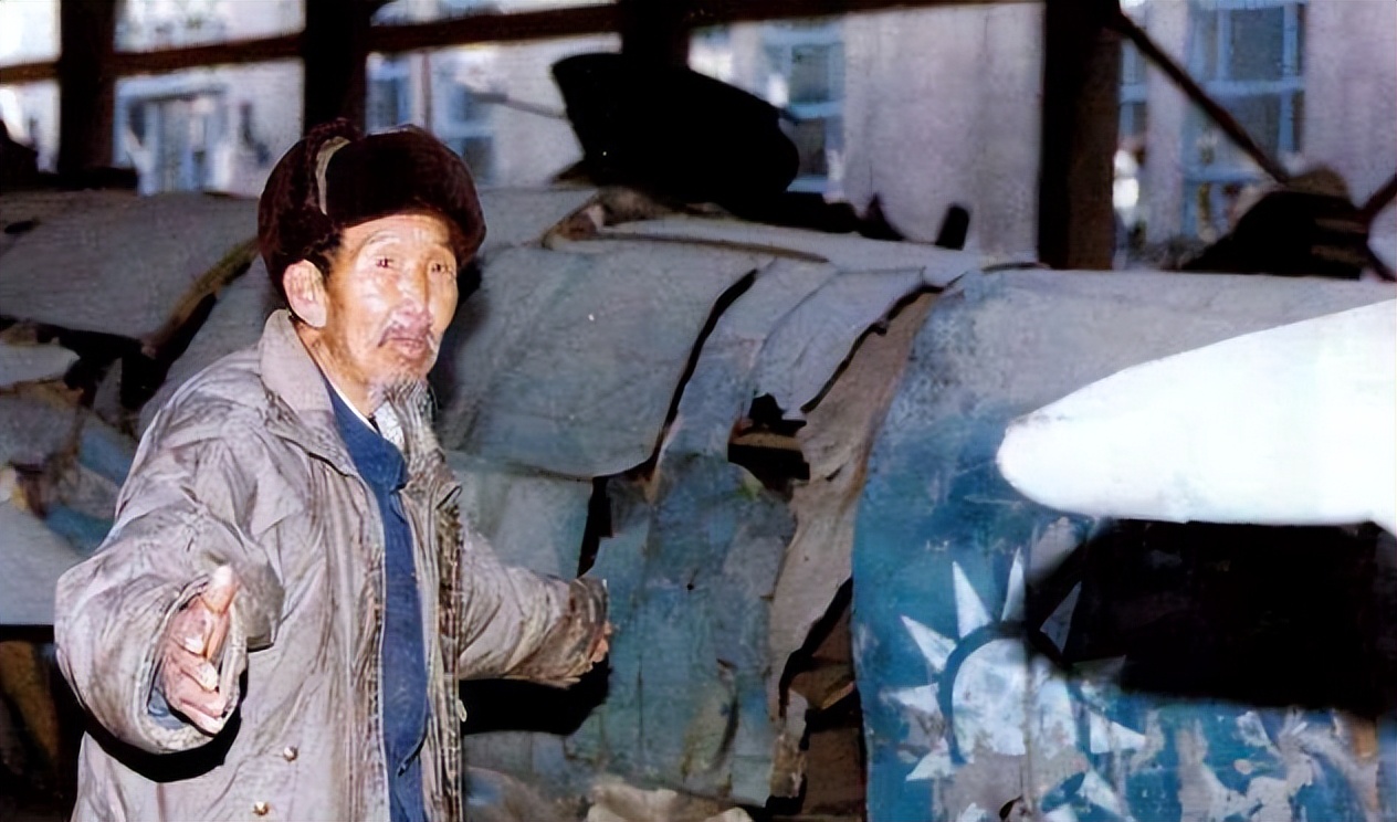 七旬老汉来到部队驻地,7旬老汉到部队报告任务完成