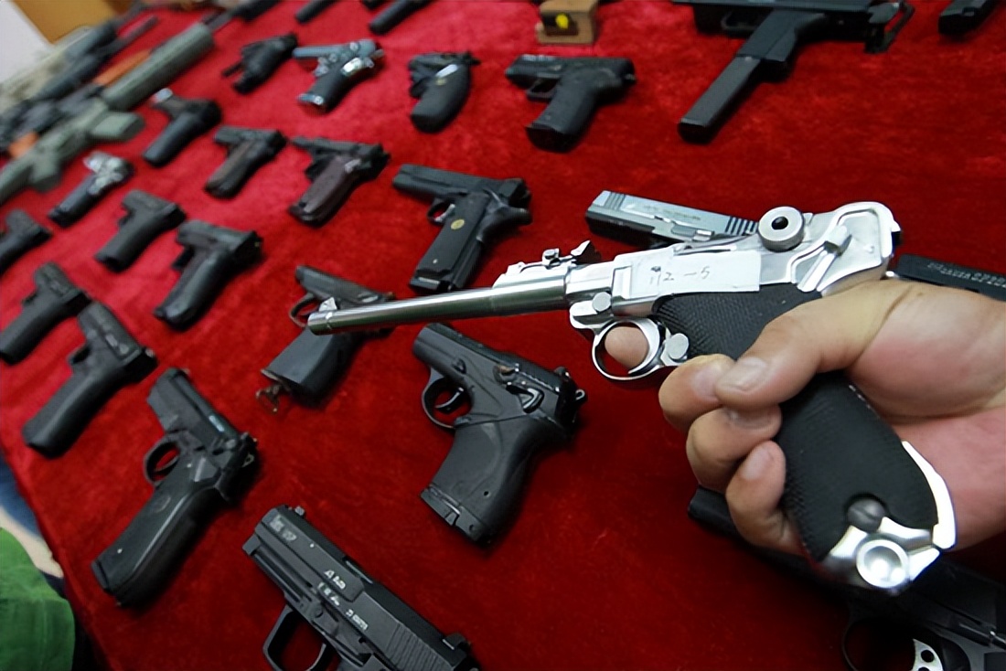 18岁小伙网购24把仿真枪被判无期！哭诉：局长藏20把真枪才判3年