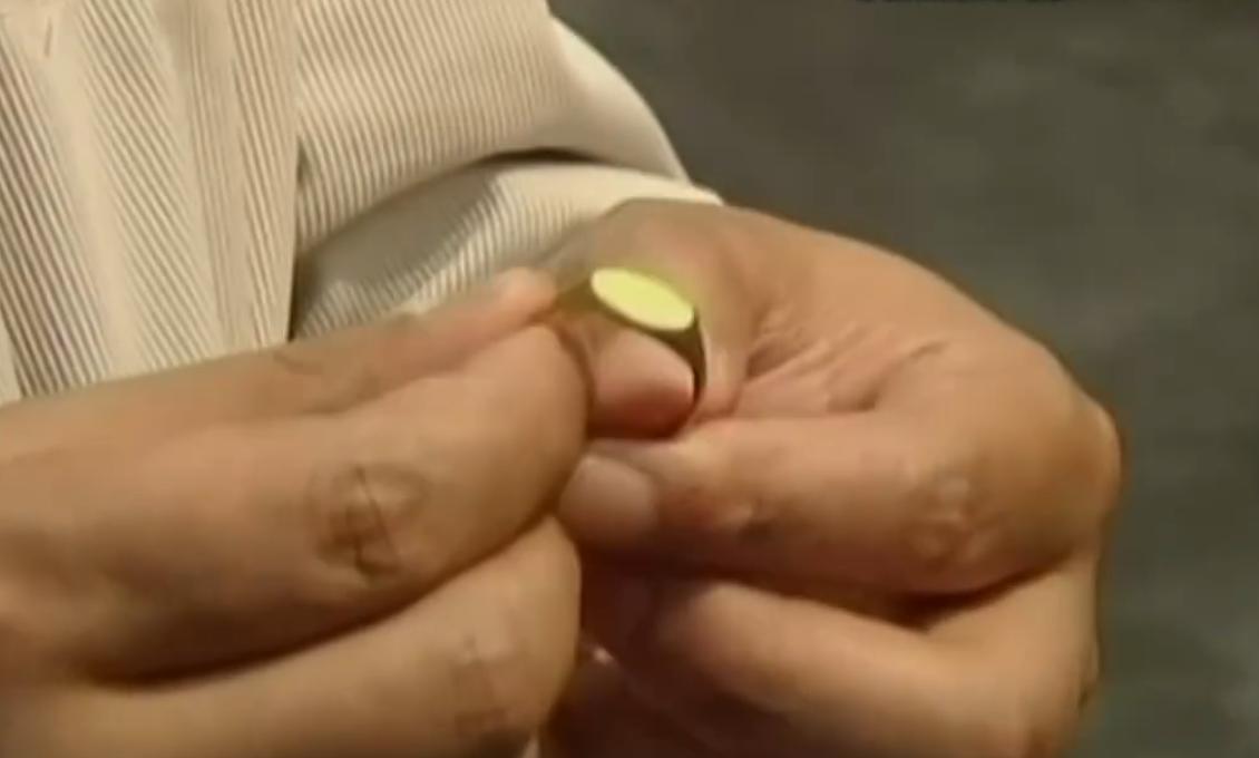 男子捡六十九枚金戒指,村民捡到67枚金戒指