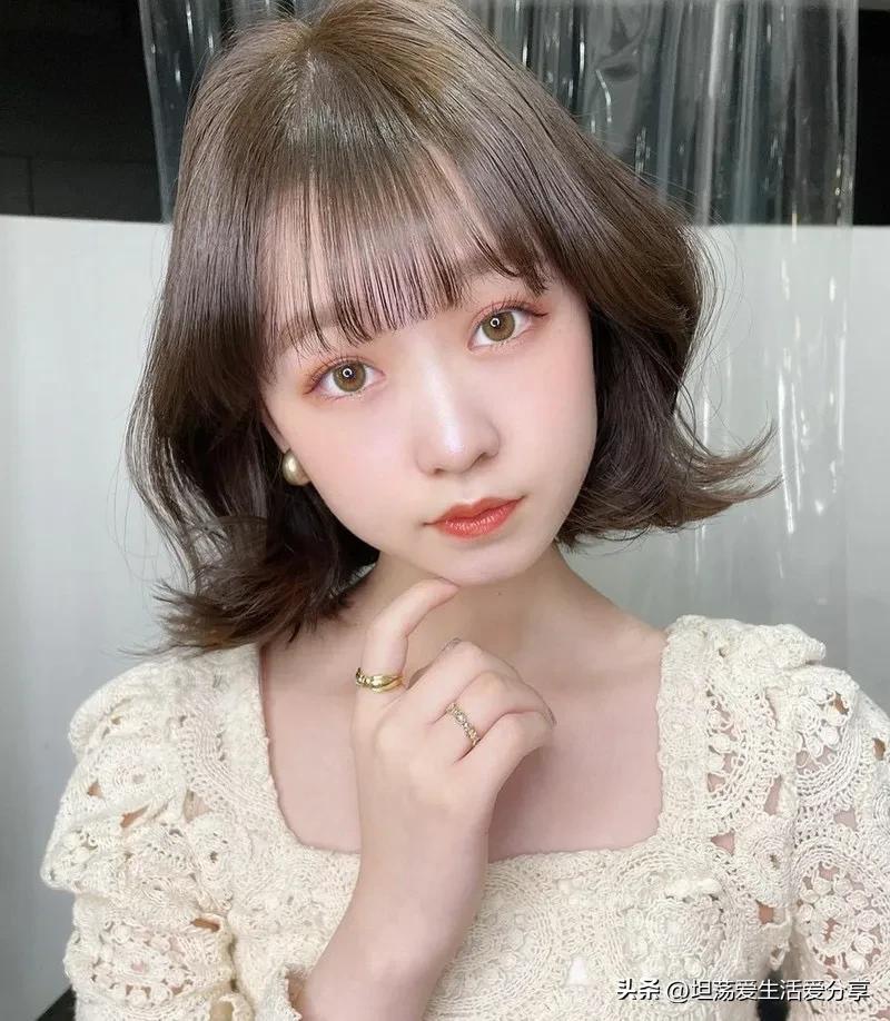 两边翘起来的发型有氛围感,散发发型既简单又俏皮