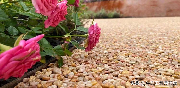 透水混凝土露骨料施工教程,郑州露骨料荧光石透水混凝土造型