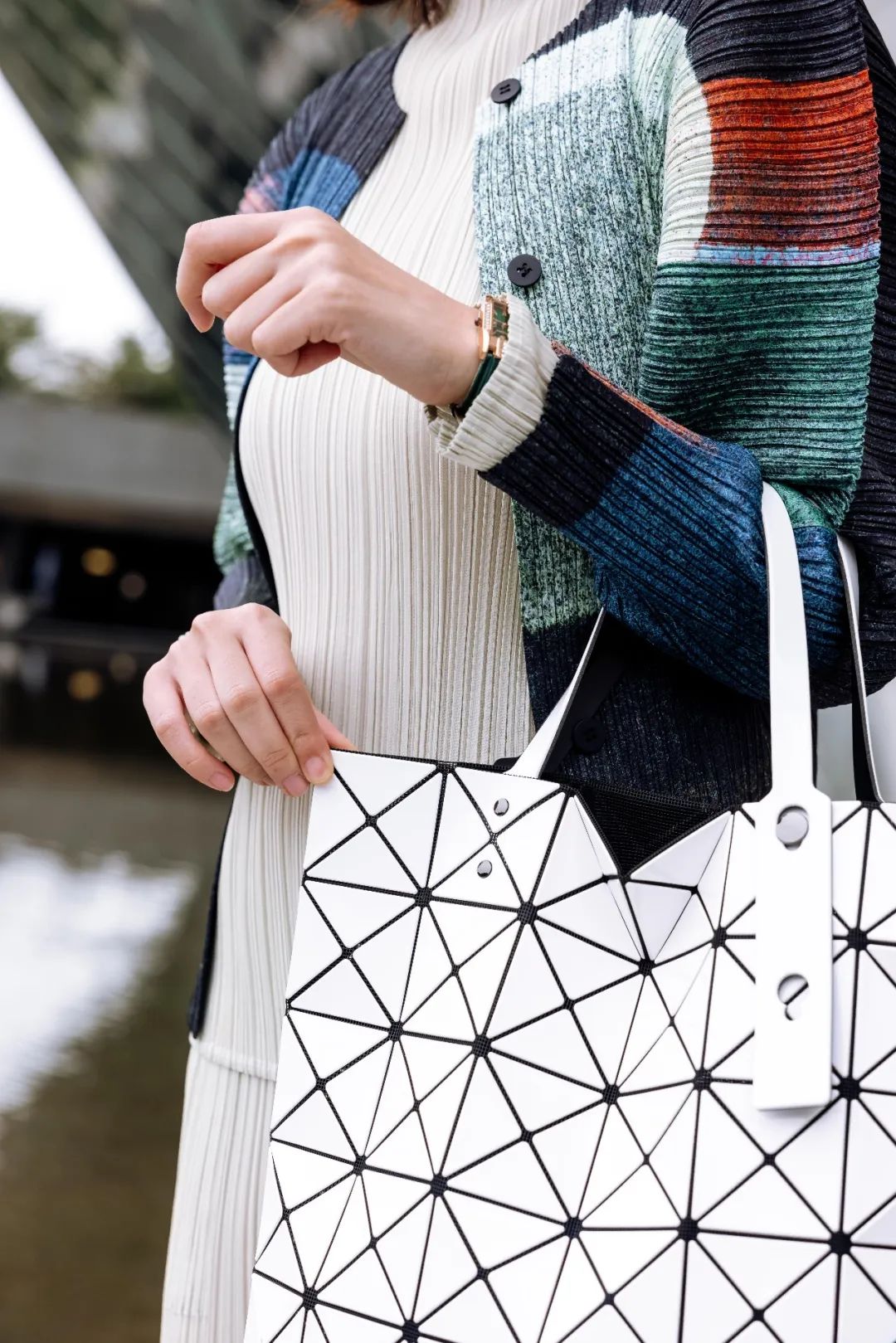 广州第①家「三宅一生」揭幕，这些超火单品拉满秋冬氛围感