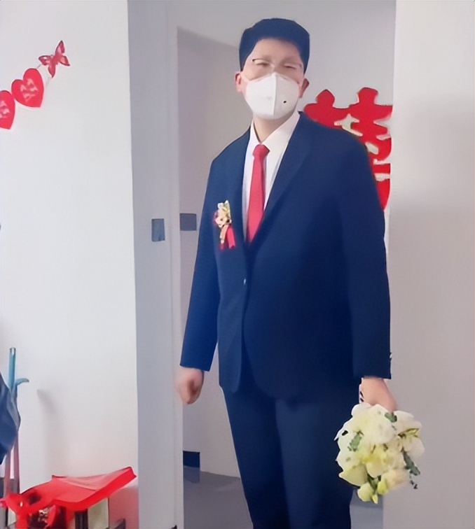 结婚当天新娘在婚房里和伴郎接亲,婚礼当天新郎竟然不来接亲