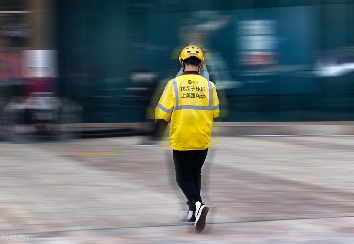 外卖小哥诈骗女大学生10年,却因忽略QQ空间一功能,直接被捕入狱
