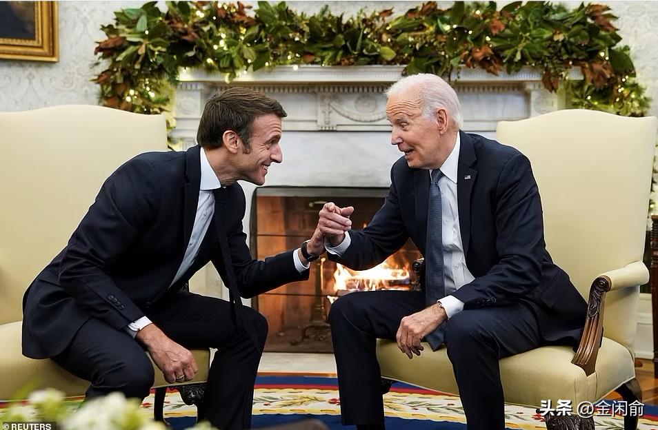 马克龙夫妇携手并肩,马克龙与妻儿出席活动