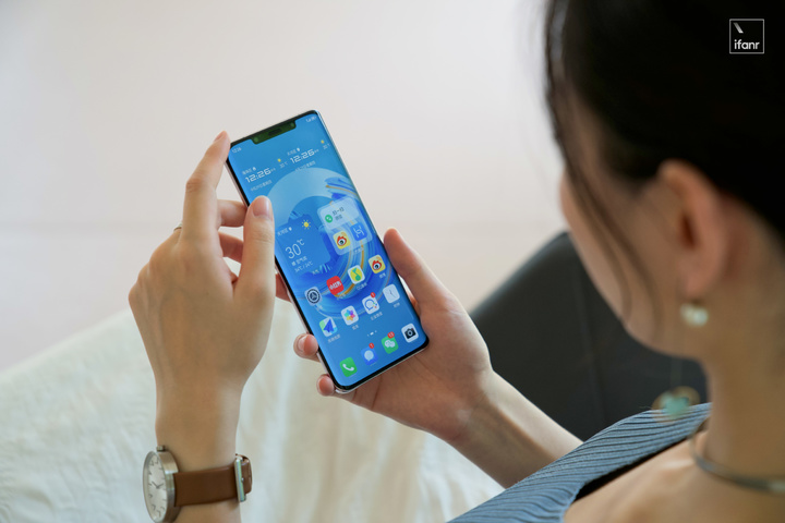 华为Mate50RS保时捷设计体验：生而峥嵘的「少数产品」