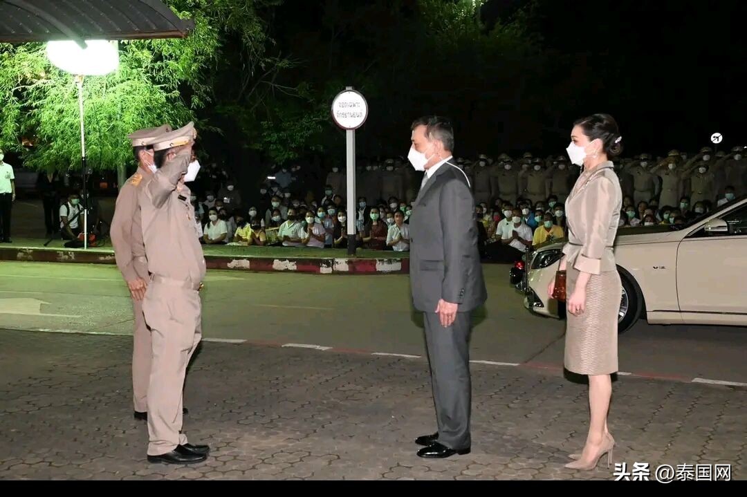 泰国国王王后慰问枪击案家属视频,泰国国王枪杀事件