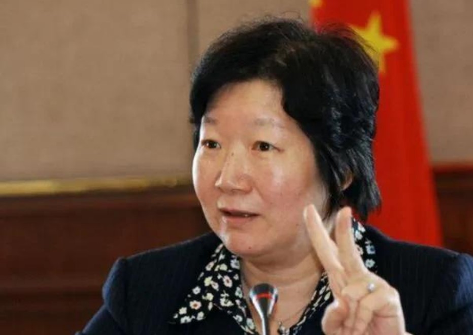 “无知女贪”李启红：炒股4个月敛财1983万元，判11年罚2000万