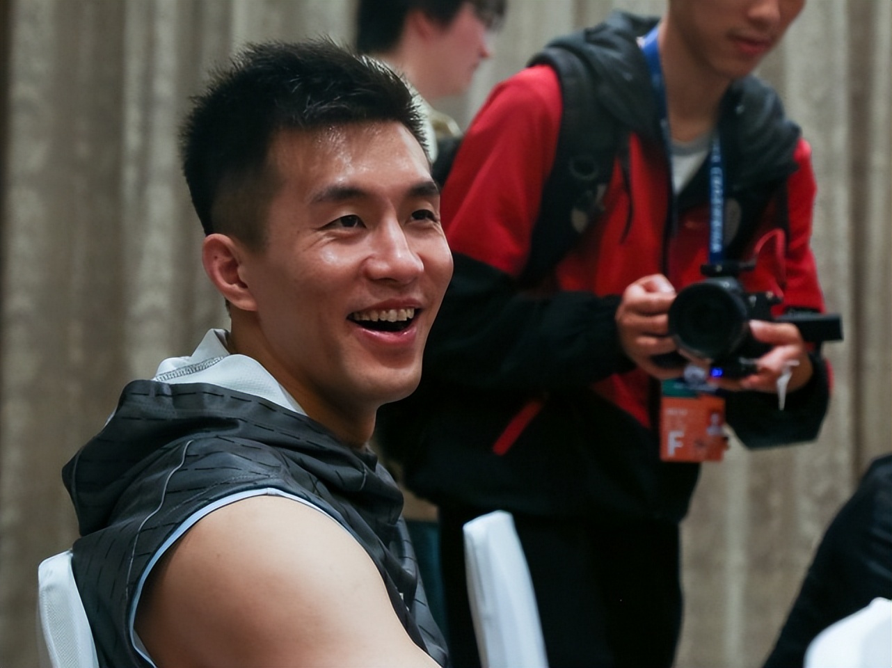 郭艾伦吴前赛后击掌,郭艾伦吴前赛后相拥